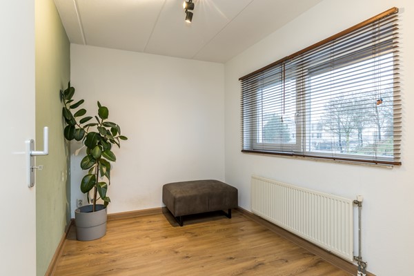 Foto - Te koop: Moderne instapklare drive-inwoning met garage, 3 slaapkamers, balkon met prachtig uitzicht en geheel bestraatte onderhoudsvriendelijke tuin met tuinkamer gelegen aan de rand van Heerlen.